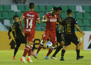 Oriente golpea primero y derrota a Royal Pari en el partido de ida por la Sudamericana
