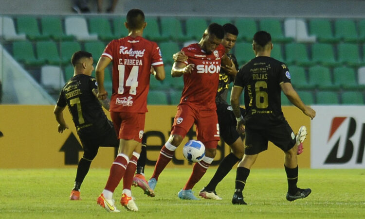 Oriente golpea primero y derrota a Royal Pari en el partido de ida por la Sudamericana