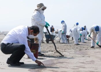 Repsol promete terminar en marzo limpieza de derrame en costa de Perú