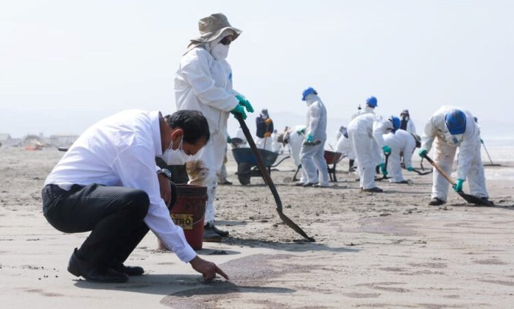 Repsol promete terminar en marzo limpieza de derrame en costa de Perú