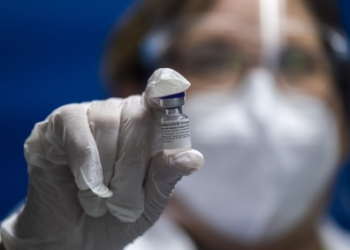 Justicia uruguaya pide al gobierno y a Pfizer aclarar componentes de vacunas contra el COVID-19