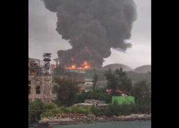 Bomberos intentan sofocar incendio de grandes proporciones en Cuba