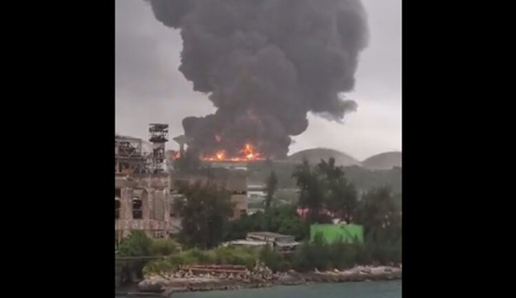 Bomberos intentan sofocar incendio de grandes proporciones en Cuba