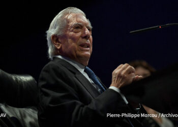 Vargas Llosa ‘evoluciona favorablemente’ tras hospitalización en Madrid por COVID-19