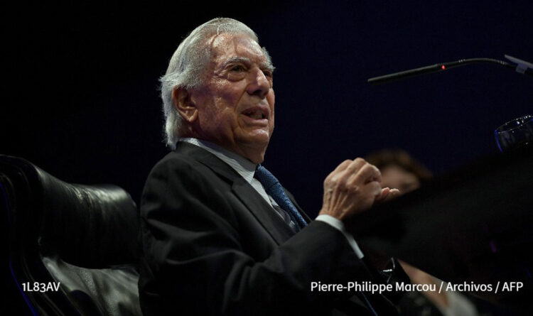 Vargas Llosa ‘evoluciona favorablemente’ tras hospitalización en Madrid por COVID-19