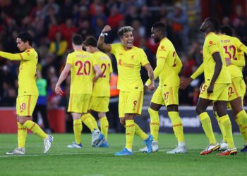 Liverpool remonta 2-1 al Southampton y mantiene opciones de título