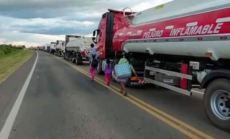 El bloqueo en la vía Santa Cruz-Beni va a su cuarto día, Camacho y movilizados no ceden
