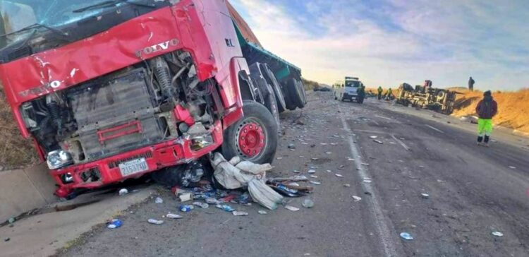 Una triple colisión en la carretera La Paz-Oruro deja cuatro heridos y dos fallecidos