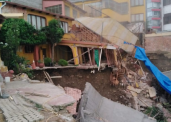 Movimiento de tierras causó la caída de la mitad de una vivienda en Obrajes