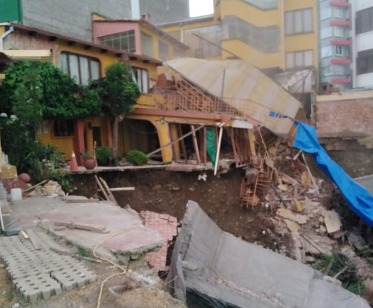 Movimiento de tierras causó la caída de la mitad de una vivienda en Obrajes