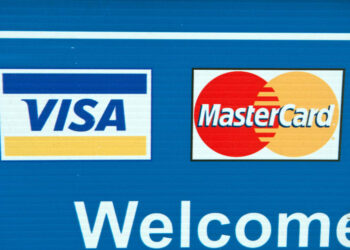 Visa, Mastercard suspenden operaciones en Rusia