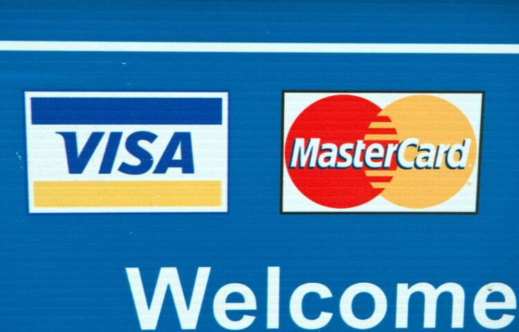 Visa, Mastercard suspenden operaciones en Rusia