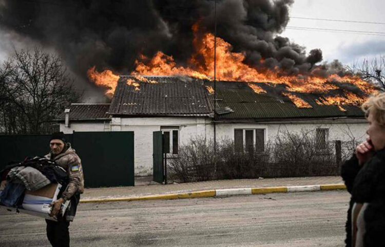 Rusia, golpeada por las sanciones, mantiene la presión militar sobre Ucrania