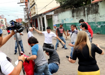 Discursos de confrontación se trasladan a las calles por las losetas