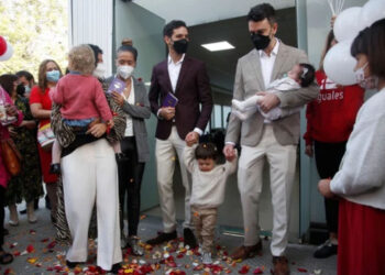 Una firma y un beso para sellar primeros matrimonios igualitarios en la historia de Chile