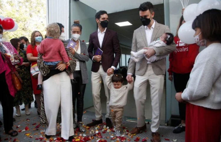 Una firma y un beso para sellar primeros matrimonios igualitarios en la historia de Chile