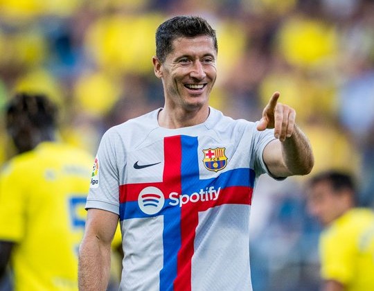 El Barcelona golea 4-0 al Cádiz y es líder provisional