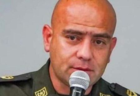 Detienen a coronel de la policía sospechoso del asesinato de tres jóvenes en Colombia