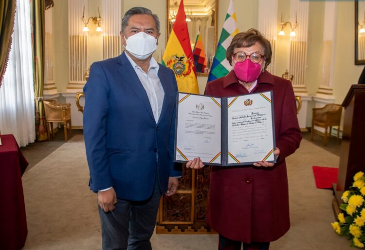 Jura Teresa Subieta como embajadora con la misión de fortalecer diálogo con la Santa Sede