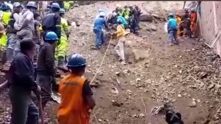 Hallan el cuerpo de un hombre y una bebé bajo los escombros tras alud en los Andes peruanos