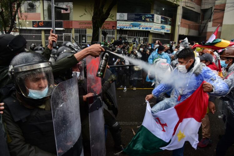 Pary y dirigentes retomarán negociaciones en medio de protestas y vigilia de maestros