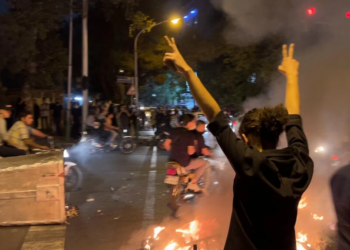 Manifestaciones en Irán desafían el régimen religioso