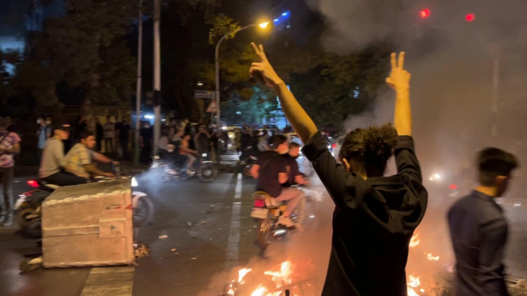 Manifestaciones en Irán desafían el régimen religioso