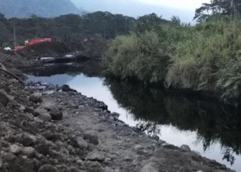 El daño durará ‘mucho tiempo’: pobladores indignados por fuga petrolera en Ecuador