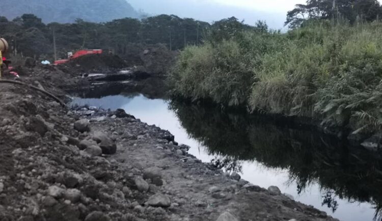 El daño durará ‘mucho tiempo’: pobladores indignados por fuga petrolera en Ecuador