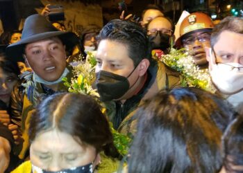 El gobernador Quispe sale de las celdas policiales y dice que ‘perdona’ a sus denunciantes