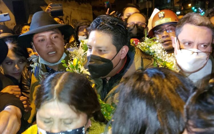 El gobernador Quispe sale de las celdas policiales y dice que ‘perdona’ a sus denunciantes