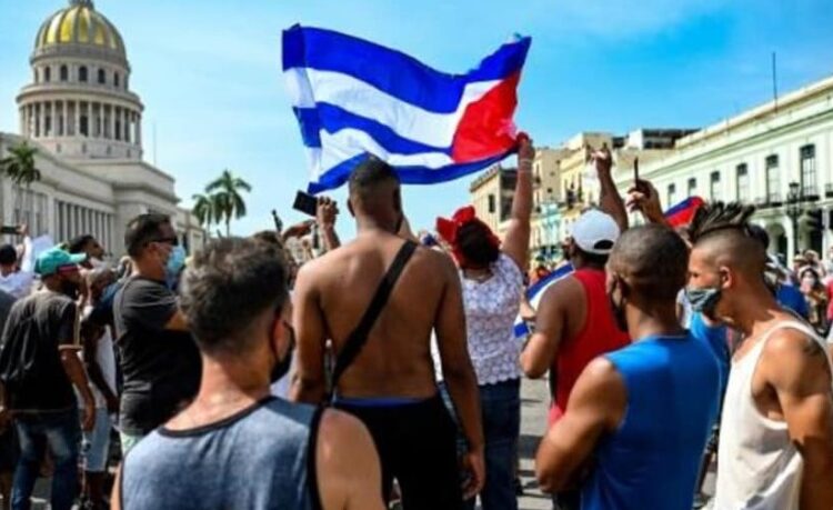 Lágrimas y tensión por juicio a 33 manifestantes del 11 de julio en Cuba