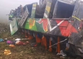 Al menos 20 muertos al caer autobús a abismo en remota ruta de Perú