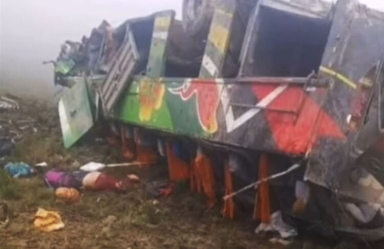 Al menos 20 muertos al caer autobús a abismo en remota ruta de Perú