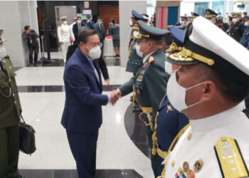 Arce demanda a las FFAA ‘apoyar a las clases populares’ y Lara refirma misión de proteger la paz y estabilidad