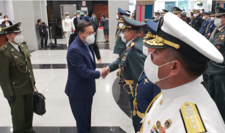 Arce demanda a las FFAA ‘apoyar a las clases populares’ y Lara refirma misión de proteger la paz y estabilidad