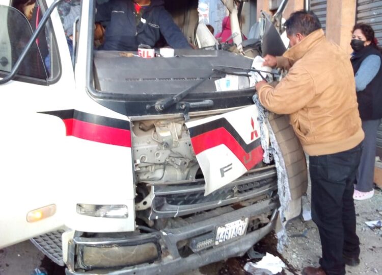 Camión se quedó sin frenos e impactó a objeto fijo, conductor resultó herido