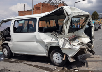 Una colisión múltiple en la autopista La Paz-El Alto deja dos heridos y cinco vehículos afectados