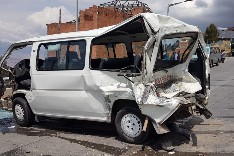 Una colisión múltiple en la autopista La Paz-El Alto deja dos heridos y cinco vehículos afectados