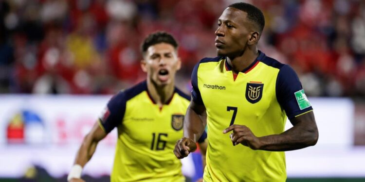 Ecuador suma a dos volantes de cara a duelo ante Brasil y Perú en premundial