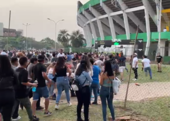 Seguidores de Daddy Yankee rompen las vallas de seguridad del Tahuichi Aguilera