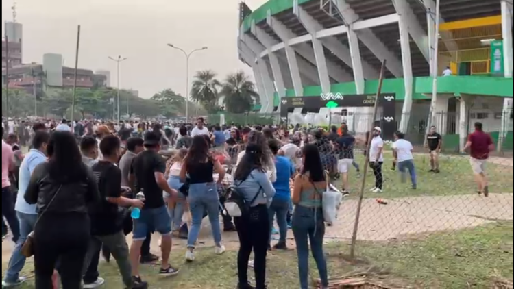 Seguidores de Daddy Yankee rompen las vallas de seguridad del Tahuichi Aguilera