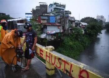 El tifón Noru llega a Filipinas y obliga a evacuar vecinos