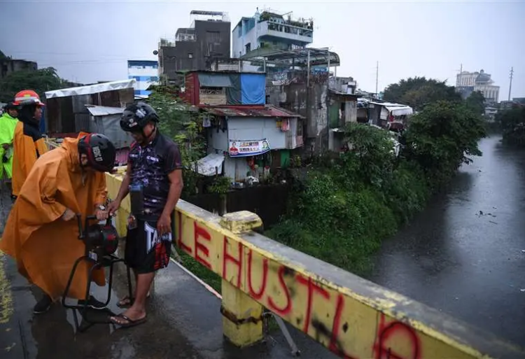 El tifón Noru llega a Filipinas y obliga a evacuar vecinos