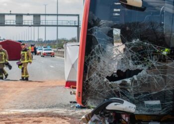Dos muertos y cinco heridos de gravedad deja accidente de bus en Bélgica