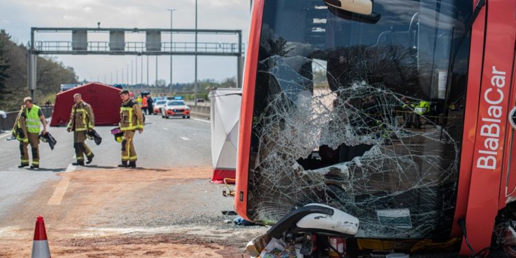 Dos muertos y cinco heridos de gravedad deja accidente de bus en Bélgica
