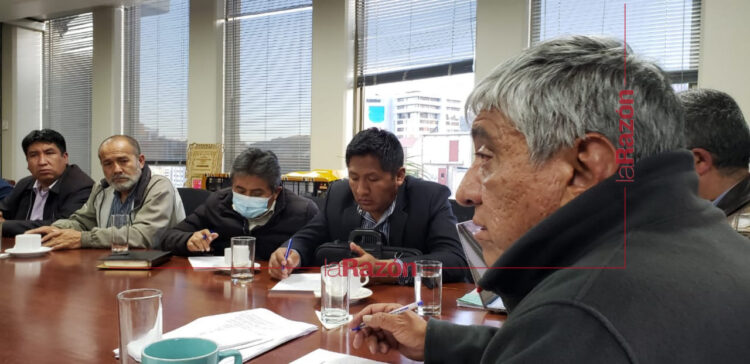Arias y choferes declaran cuarto intermedio en diálogo por nuevas rutas del PumaKatari