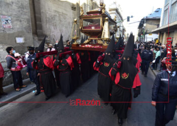 Tras dos años de suspensión por el COVID-19, volvió a La Paz la procesión del Santo Sepulcro