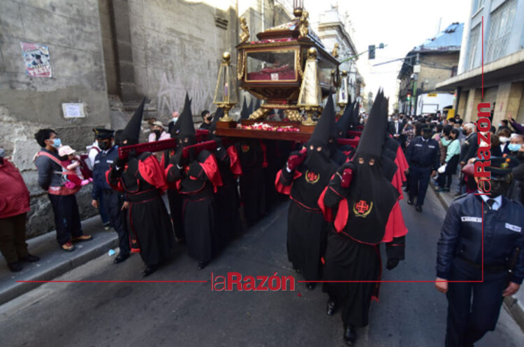 Tras dos años de suspensión por el COVID-19, volvió a La Paz la procesión del Santo Sepulcro