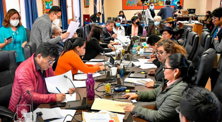 Defensor del Pueblo: En primer día de revisión, 2 de 10 postulantes cumplen requisitos de méritos